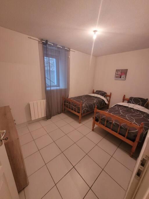 Appartement Sur La Place De Poncin Exterior foto